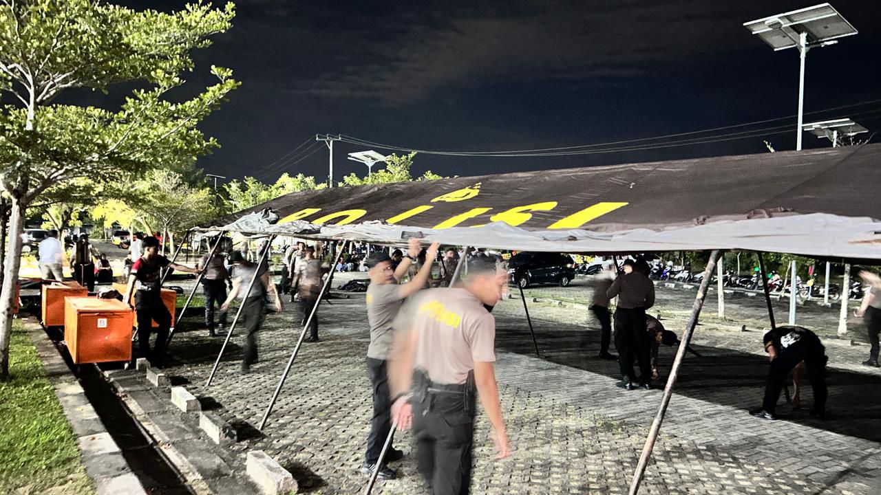 POLRES TARAKAN  RESPON : Salah satu bentuk respons cepat dilakukan oleh Sat Samapta Polres Tarakan pasca gempa dengan memasang tenda darurat di area RSUD Dr. H. Jusuf SK Tarakan