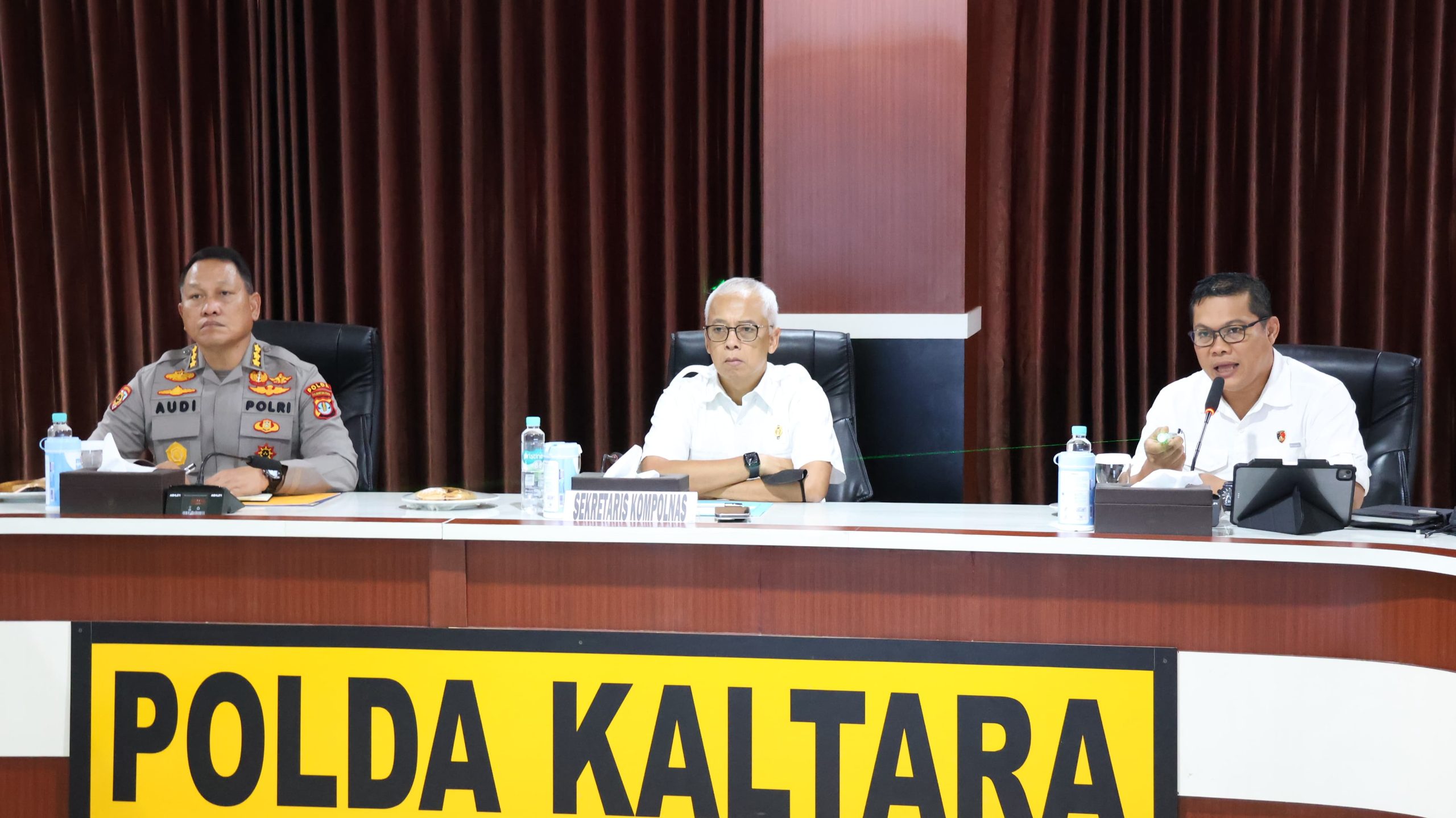 PENGAWASAN : Sekretaris Kompolnas saat memimpin rapat bersama PJU Polda Kaltara