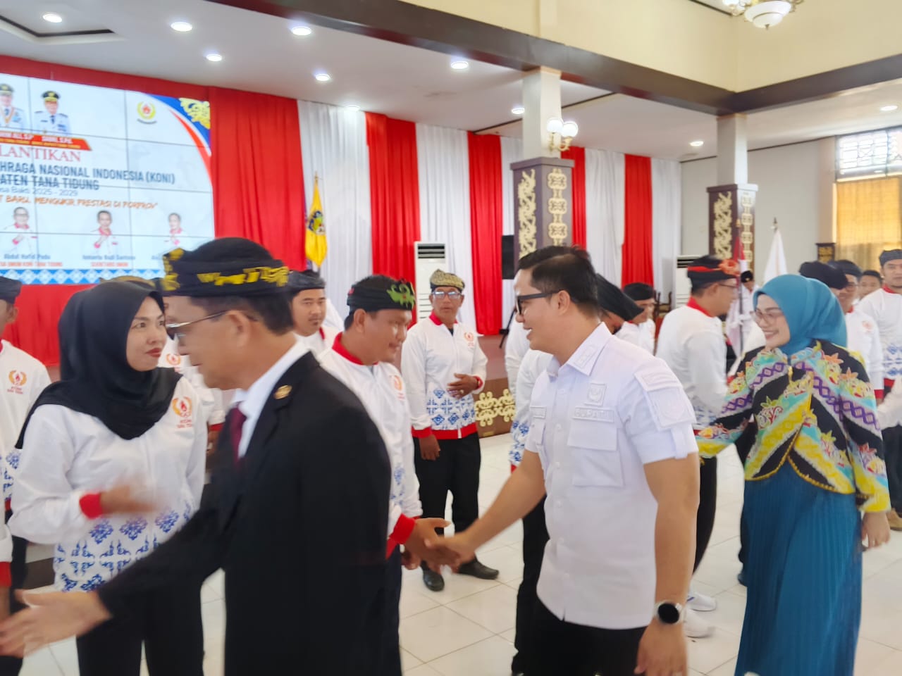 &lrm;PENGURUS BARU: Bupati Tana Tidung Ibrahim Ali bersama ketua KONI Kaltara menyampaikan ucapan selamat kepada pengurus KONI Tana Tidung yang baru dilantik, Foto: SOPIAN/RADAR TARAKAN