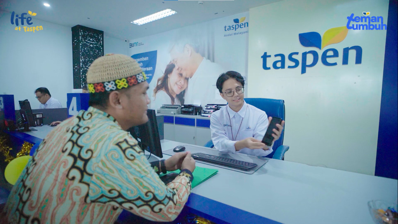 DOK PT TASPEN BERI PELAYANAN: Karyawan PT Taspen saat melayani masyarakat