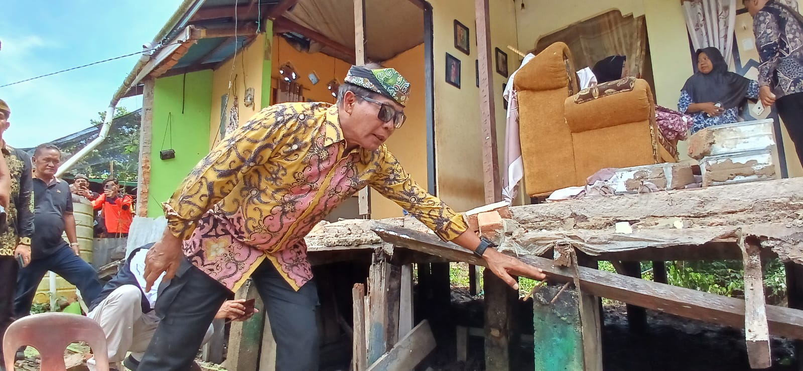 AGUS DIAN ZAKARIA/RADAR TARAKAN TINJAU KORBAN: Gubernur Kaltara, Dr. Zainal Arifin Paliwang, S.H, M.Hum, melihat langsung kondisi rumah korban gempa di Tarakan, Kamis 6//11)