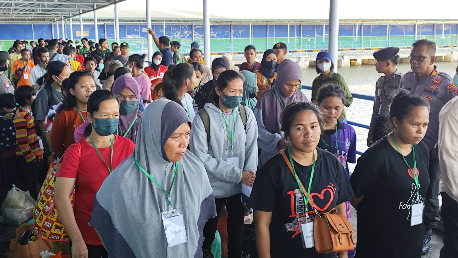 DIPULANGKAN : PMI berasal dari Kota Kinabalu, Malaysia tiba di Pelabuhan Tunon Taka, Nunukan, Kamis (6/11) FOTO:ASRULLAH