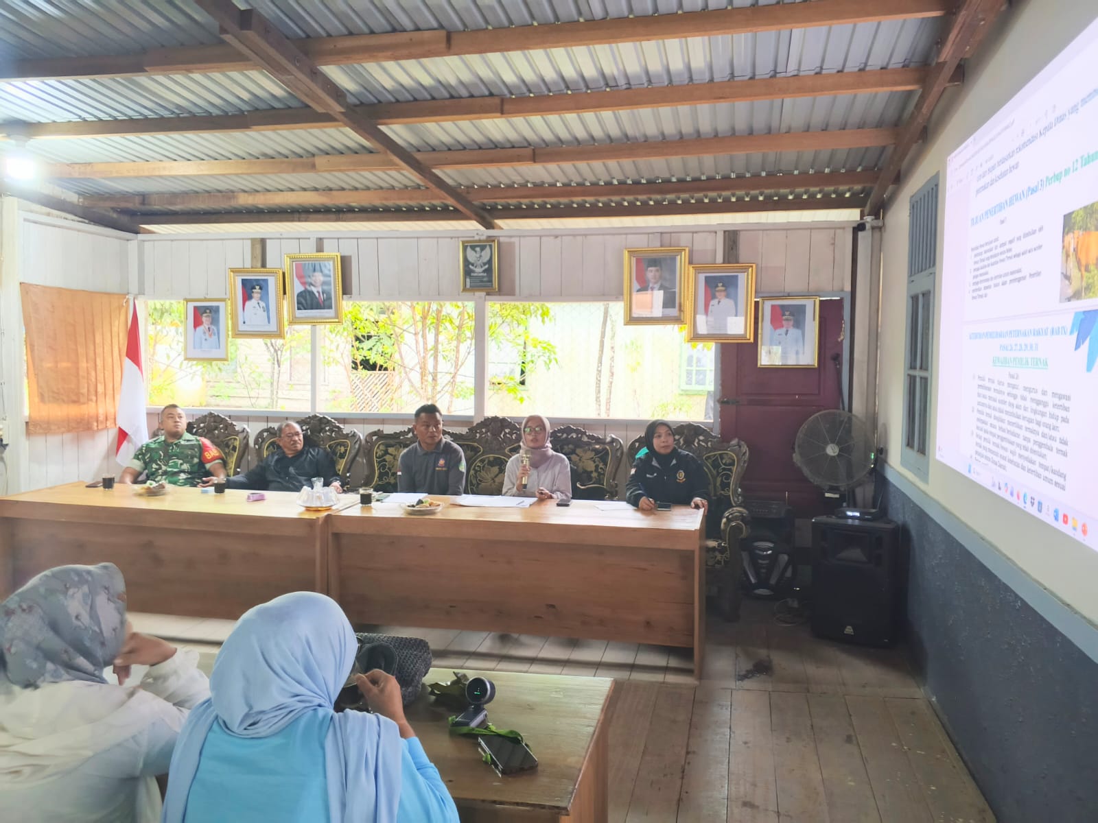 SOSIALISASI: Pemilik sapi bisa diberi sanksi jika membiarkan ternaknya berkeliaran di pemukiman warga FOTO: SOPIAN/RADAR TARAKAN