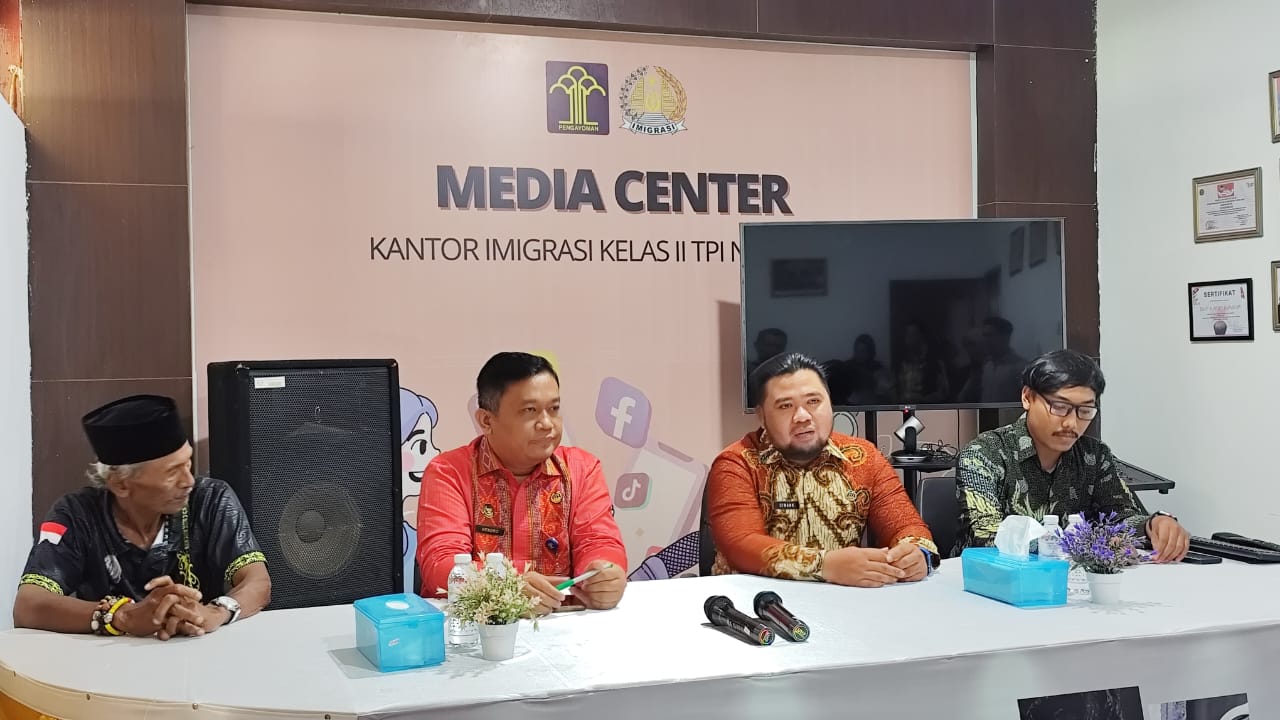 ASRULLAH  KLARIFIKASI: Kasi Tikkim Imigrasi Nunukan, Iwan saat memberikan keterangan pers di Kantor Imigrasi Nunukan, Jumat 7/11