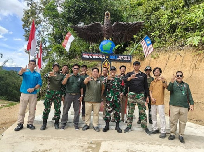 SINERGITAS: Kepala Balai TNKM Seno Pramudito bersama personel Satgas Pamtas Armedyon IV Pahrrayangan yang bertugas di Krayan