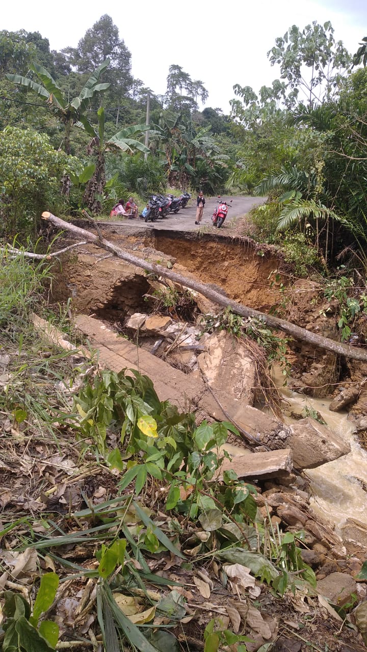 TERPUTUS: Kondisi jembatan di RT 14, Desa Sungai Limau, Sebatik Tengah ambruk akibat arus sungai deras membuat abrasi.