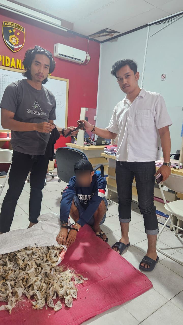 SATRESKRIM POLRES TARAKAN DIAMANKAN: Pelaku beserta berang bukti hasil curian dari sarang burung walet yang berhasil diamankan pihak kepolisian