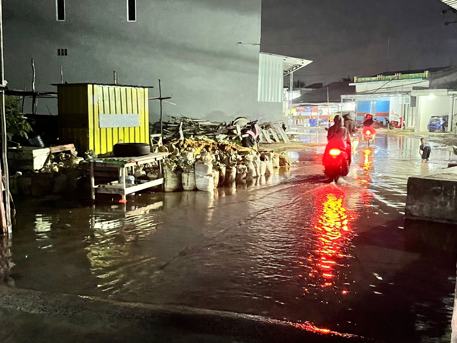 ELIAZAR/RADAR TARAKAN  WASPADA : Banjir ROB diprediksi akan terjadi hingga 10 November mendatang dan warga diminta tetap waspada