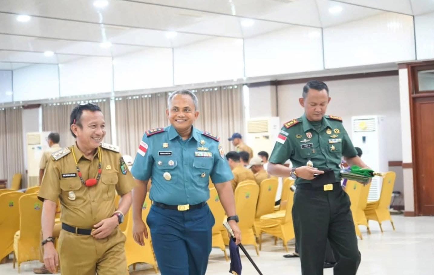 PERCEPATAN: Kepala DKUKMPP Nunukan, Sabri dan Kepala DPMD Nunukan, Helmi Pudaaslikar saat sosialisasi percepatan pembentukan Koperasi Merah Putih