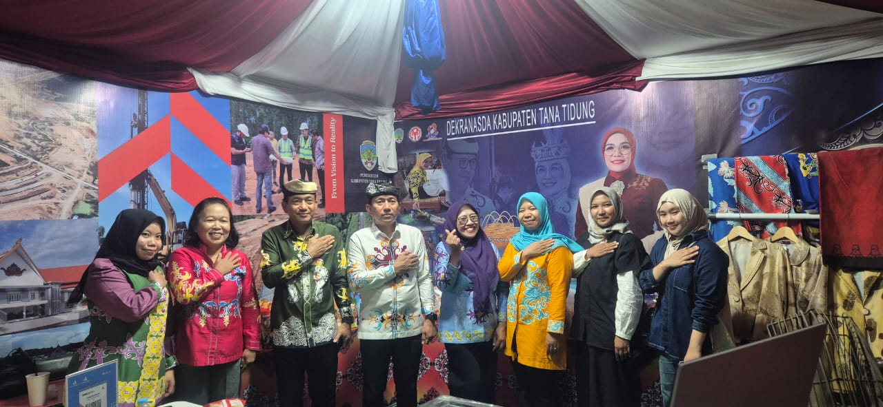 &lrm;PROMOSIKAN PRODUK: Asisten III Achmad Ideham dan Camat Sesayap Hilir mengunjungi stand pameran Pemkab Tana Tidung, FOTO:IST