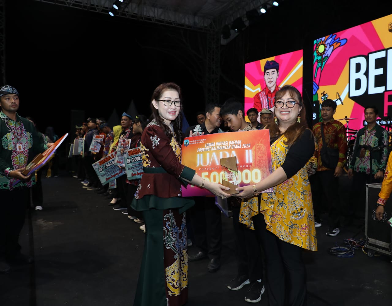 &lrm;APRESIASI: Mimi menerima hadiah yang diserahkan Kornei Serliany, Wakil Ketua TP PKK Kaltara, FOTO:IST