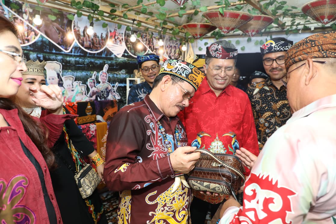 HARI JADI: Wagub Kaltara, Ingkong Ala meninjau stan di Benuanta Fest 2K25, FOTO: DKISP KALTARA