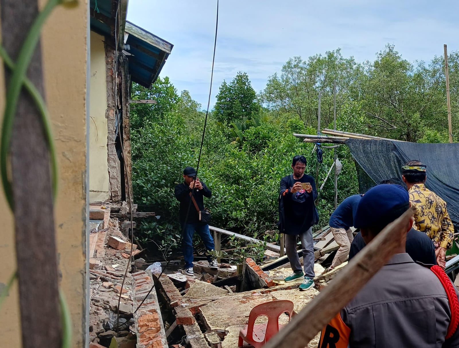 AGUS DIAN ZAKARIA/RADAR TARAKAN RUSAK: Kondisi salah satu rumah di Tarakan yang terdampak gempa bumi