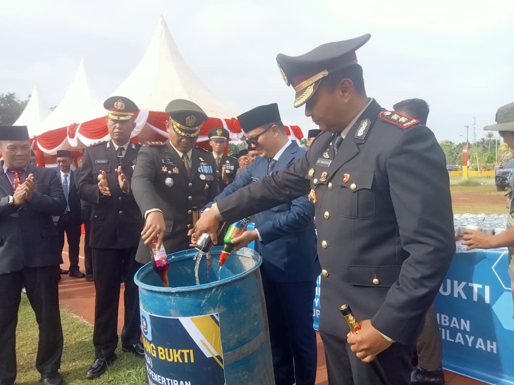 &lrm;DIMUSNAHKAN:Bupati Ibrahim Ali bersama Kapolres dan Dandim 0914 Tana Tidung membuang miras ilegal usai upacara Hari Pahlawan, Senin 11/11/2025 FOTO: IST &lrm;  &lrm; &lrm;