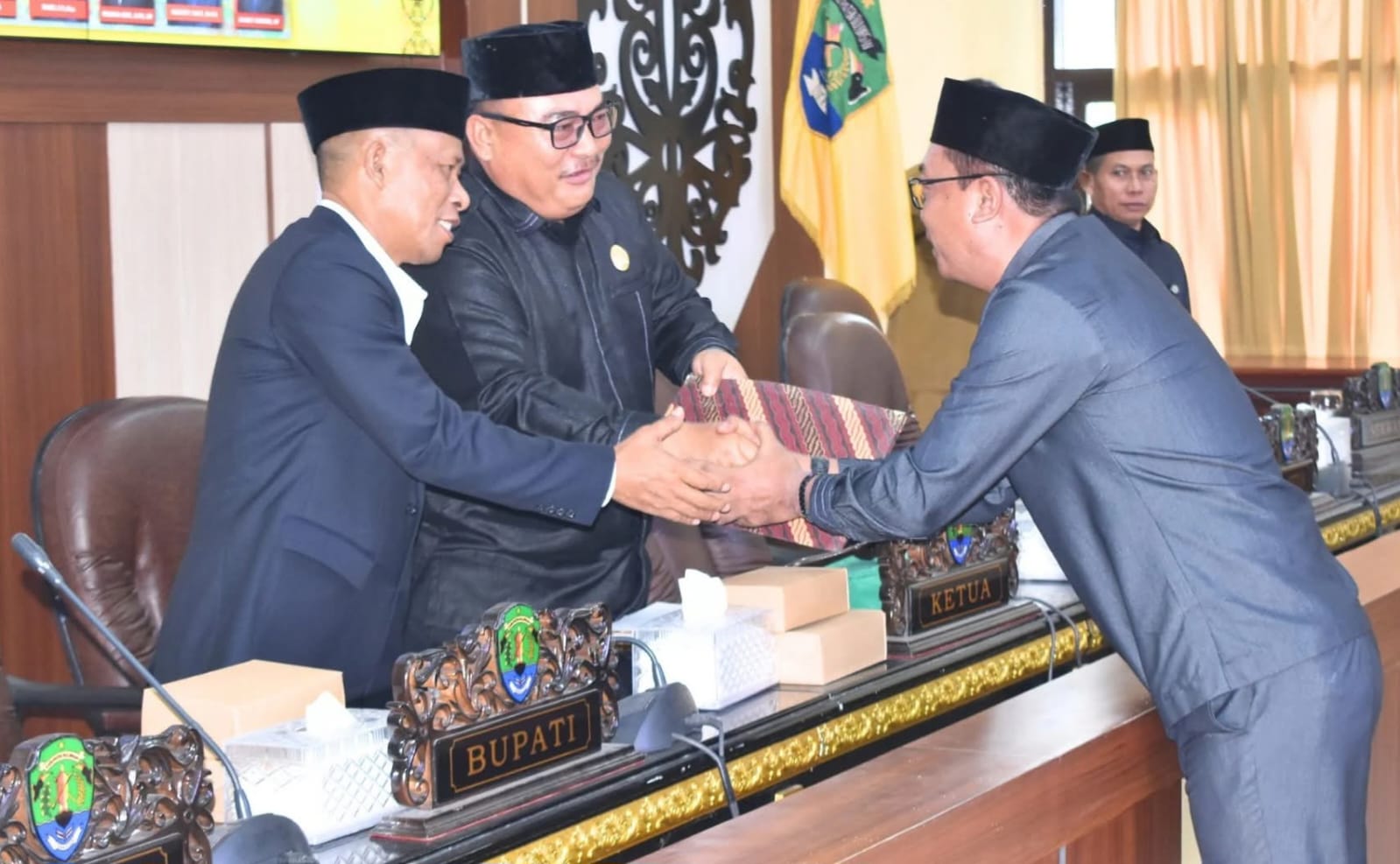 SAMPAIKAN : Fraksi DPRD Bulungan menyerahkan dokumen pandangan umum fraksi kepada Wakil Ketua II DPRD Bulungan