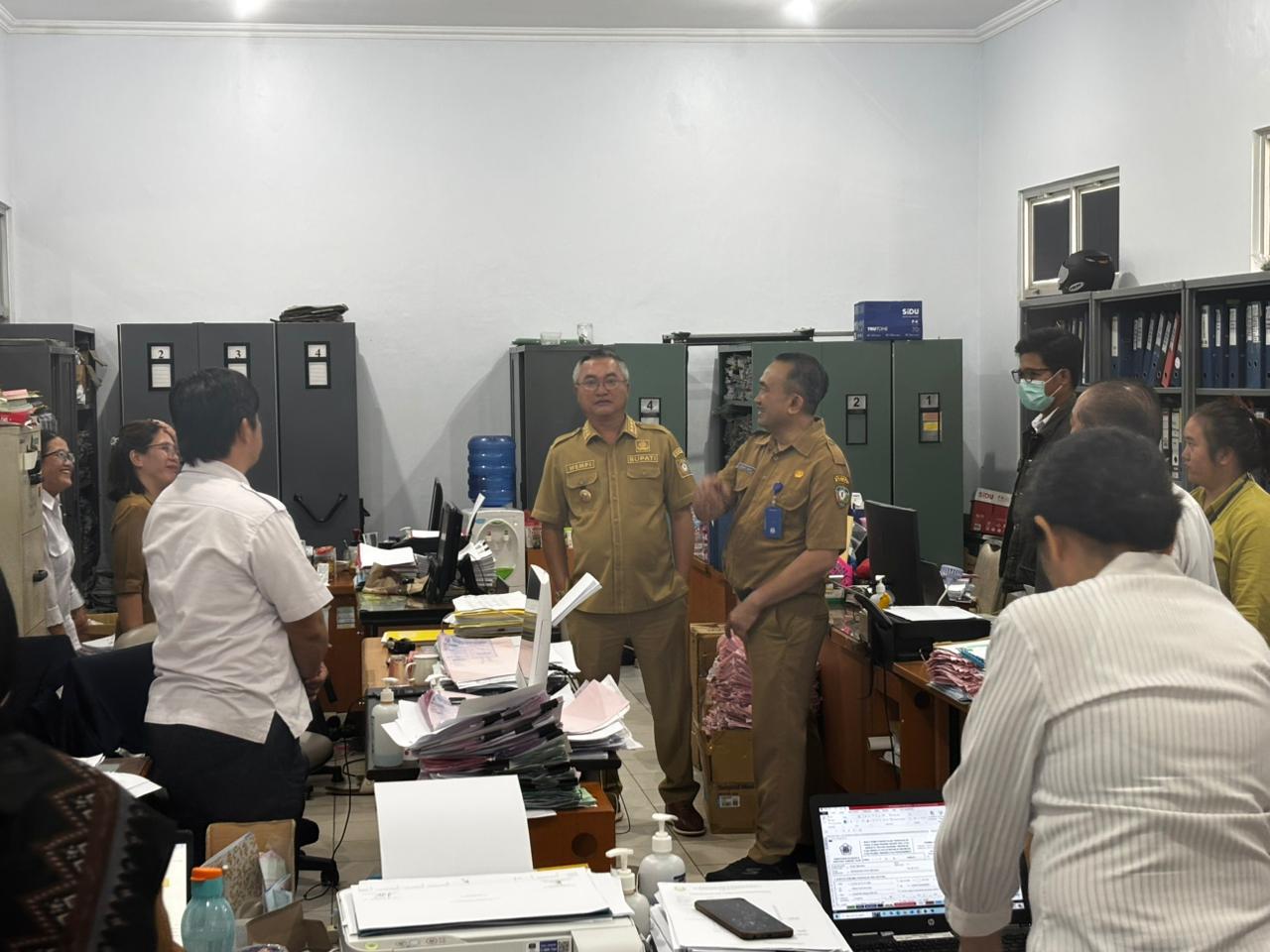TUNJANGAN: Bupati Malianu Wempi W.Mawa saat melakukan tinjauan di RSUD Malinau FOTO:DIPA/RADAR TARAKAN