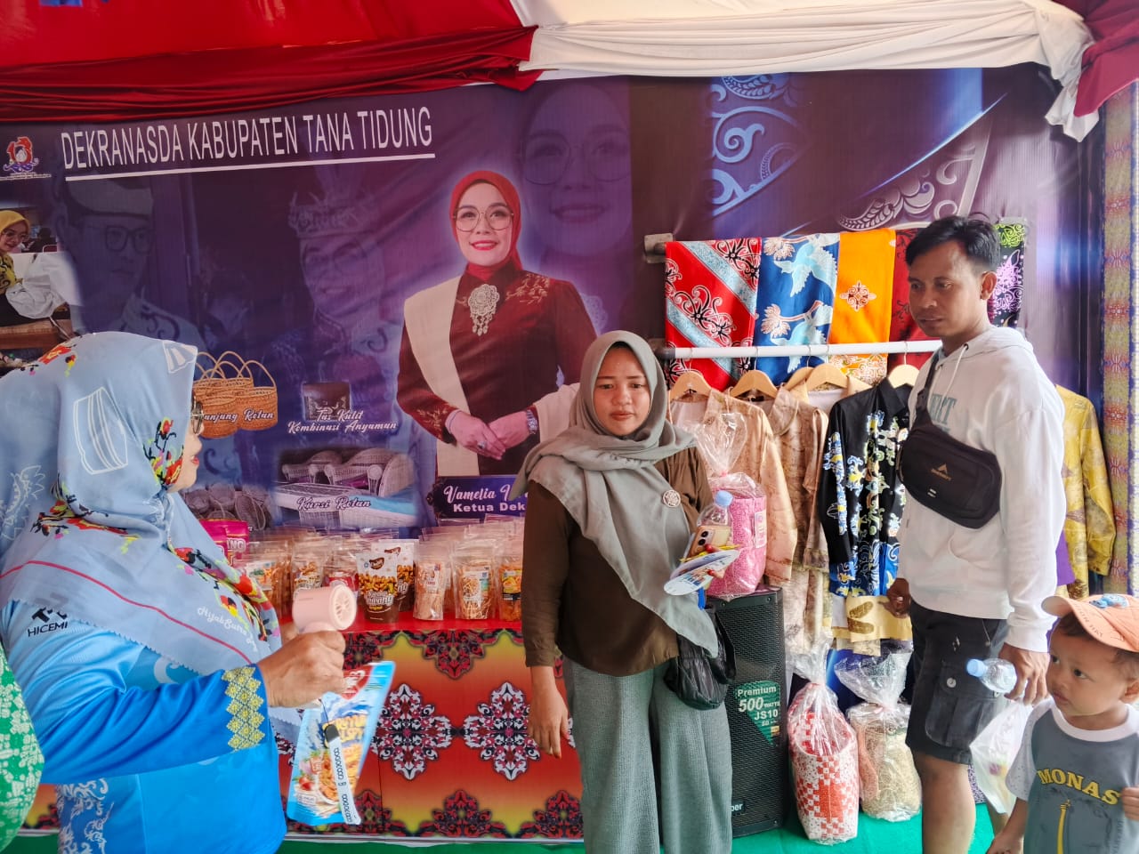 LARIS MANIS: Disperindagkop melalui Dekranasda memfasilitas produk pelaku UMKM dalam kegiatan Benuanta Fest 2025 Kaltara yang digelar Bundayati Tanjung Selor, Bulungan FOTO: SOPIAN/RADAR TARAKAN