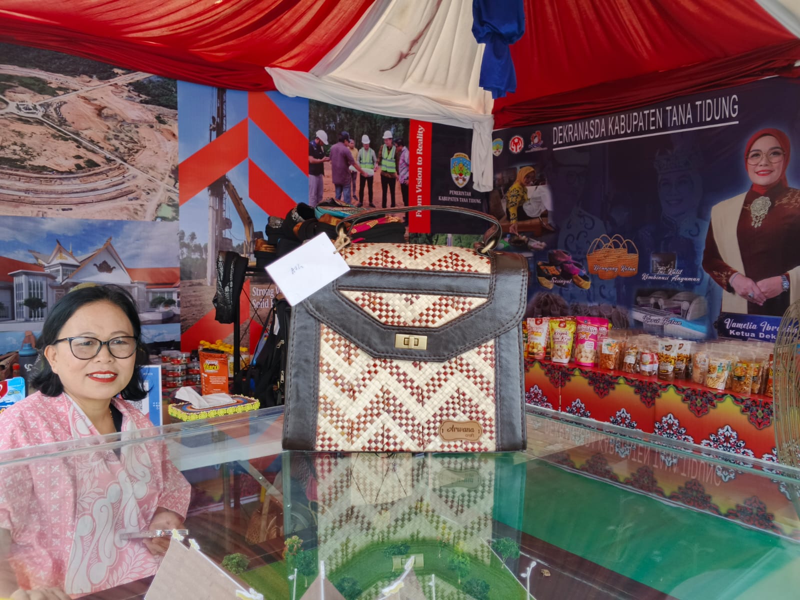 &lrm;JADI INCARAN: Tas berbahan pandan produk asli Tana Tidung jadi perhatian pengunjung Benuanta Fest 2025 di Kebun Raya Bundayati Tanjung Selor FOTO: Sopian/radar Tarakan