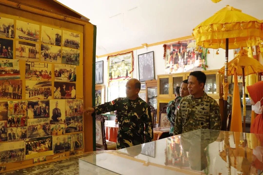 KUNJUNGAN : Danrem 092/Maharajalila saat melakukan kunjungan ke Museum Kesultanan Bulungan