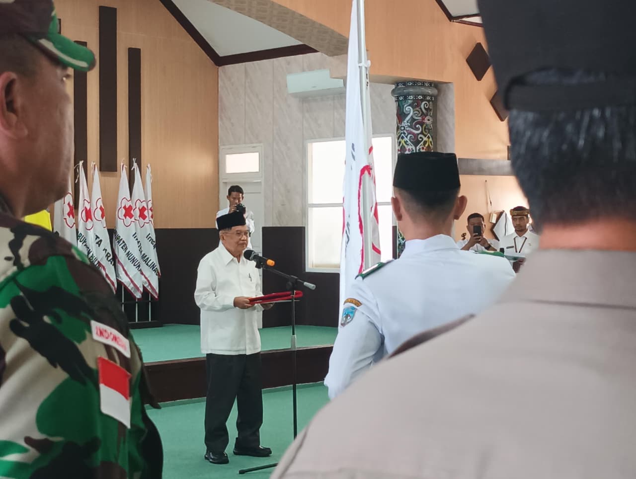 KUNJUNGAN: Wapres ke-10 RI, Muhammad Jusuf Kalla tiba di Tanjung Selor FOTO: IWAN K/RADAR TARAKAN