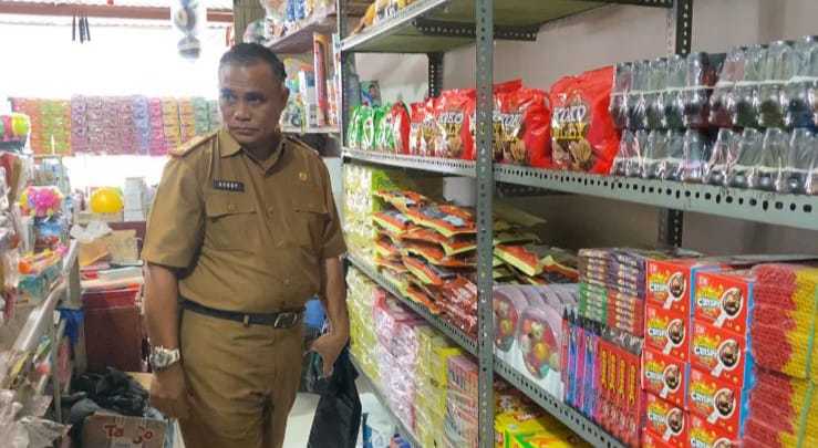 PEMERIKSAAN: Kepala BPPD Nunukan saat melakukan pengecekkan produk negeri Jiran yang ada di toko dan swalayan di Nunukan FOTO:ASRULLAH