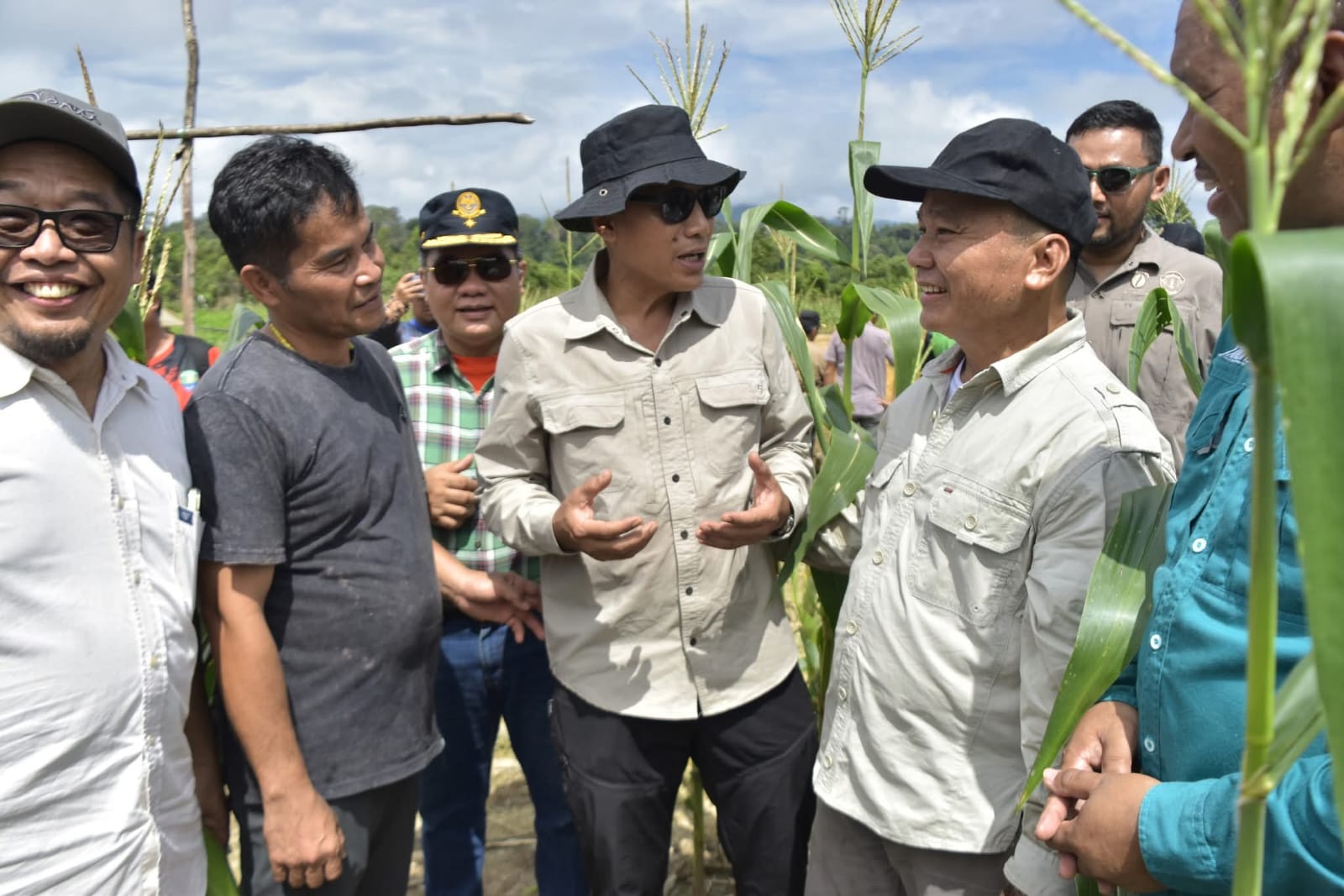 PERTANIAN : Wabup Bulungan bersama Sekda Bulungan saat memanang jagung