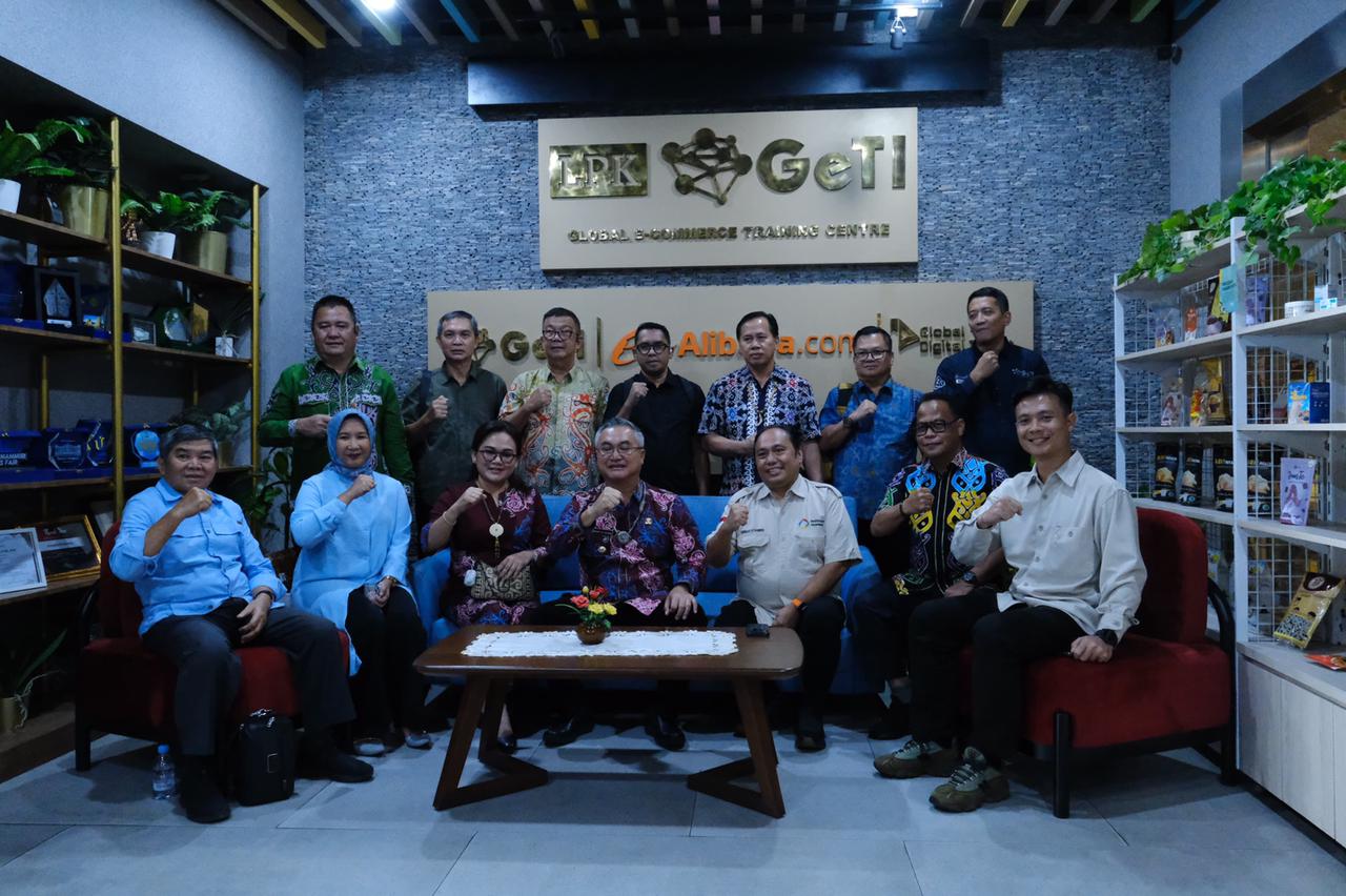 KERJASAMA: Pemkab Malinau, Politician Academy dan LPK GeTI saat melakukan penadatangan kerjasama FOTO:DIPA/RADAR TARAKAN