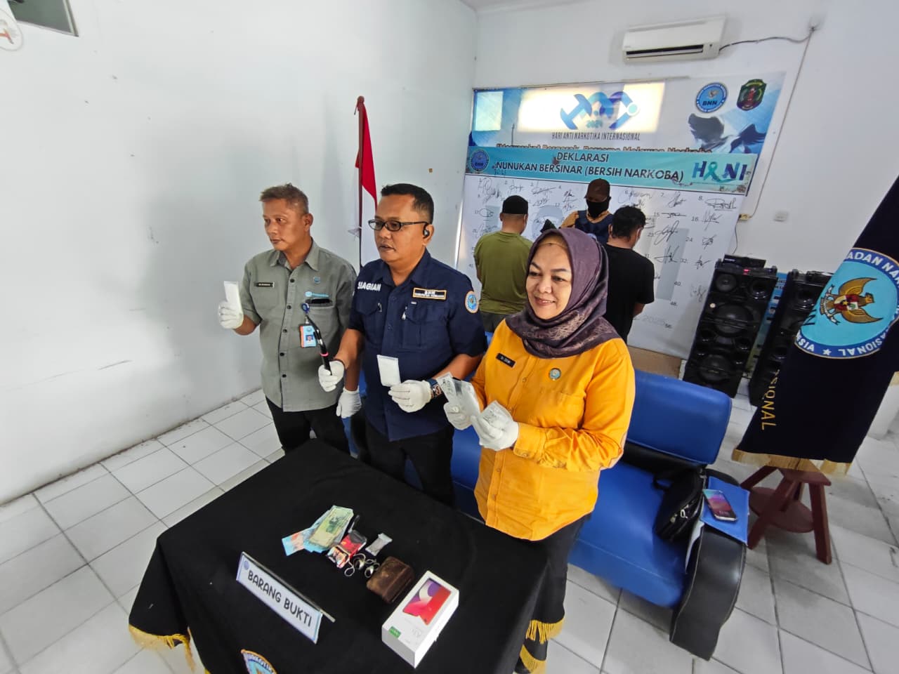 UNGKAP KASUS: Dua orang tersangka kasus sabu pengungkapan oleh BNNK Nunukan dihadirkan dalam konferensi pers bersama media FOTO:RIKO ADITYA/RADAR TARAKAN