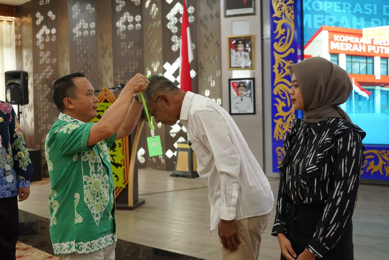 KOPERASI : Wabup Bulungan mengalungkan tanda pengenal peserta sebagai penanda dibukanya pelatihan pengurus koperasi, Kamis (13/11/2025)