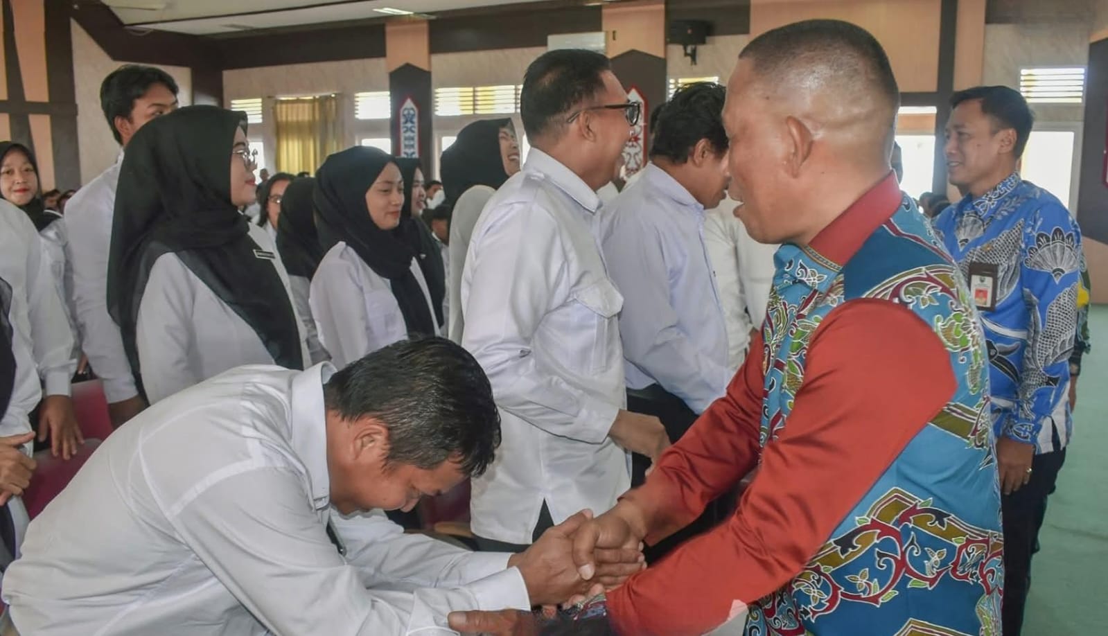BERIKAN SELAMAT : Bupati Bulungan memberikan ucapat selamat kepada PPPK paruh waktu