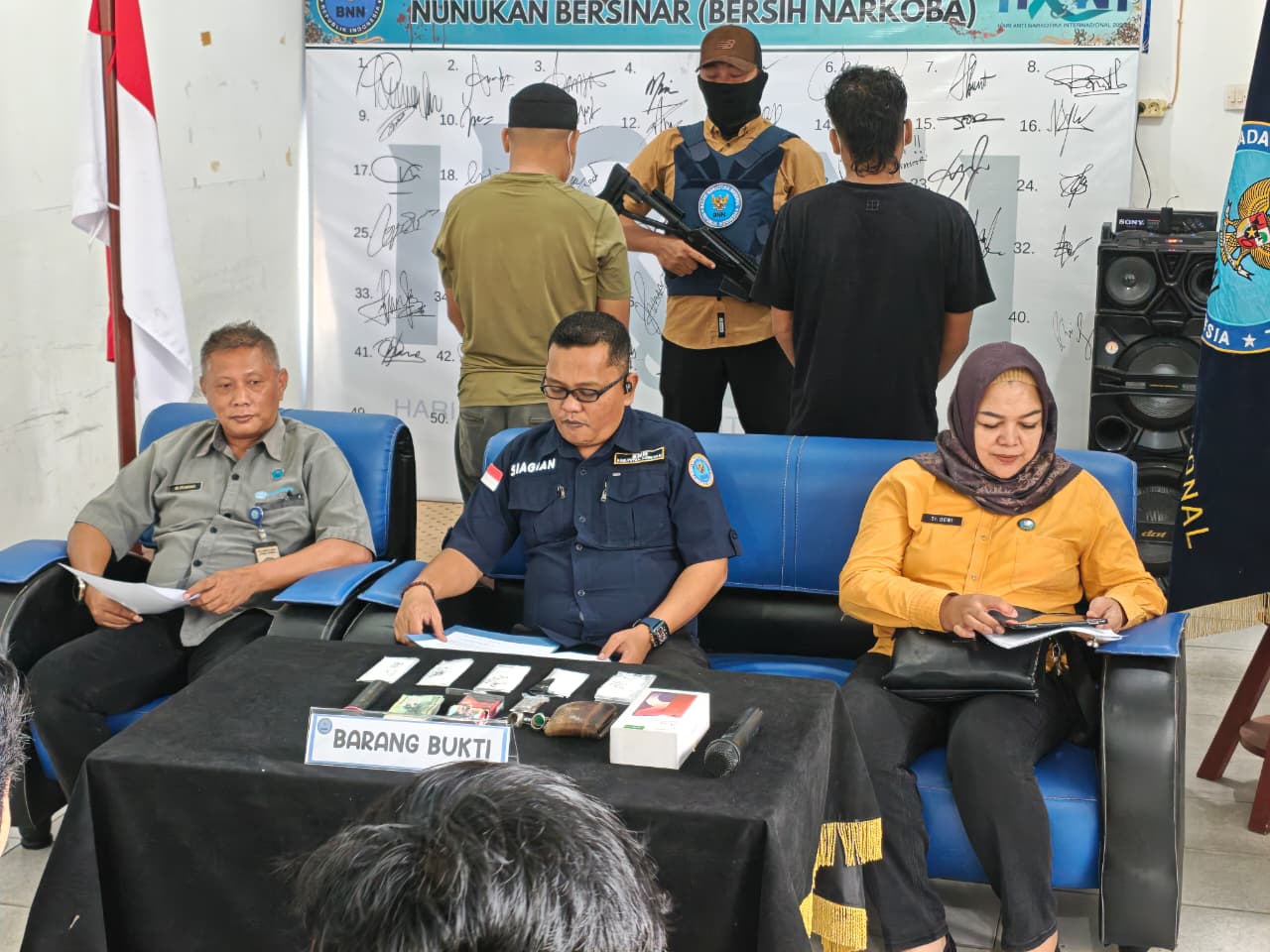 RIKO ADITYA/RADAR TARAKAN KONFERENSI PERS: BNNK Nunukan merilis dua kasus pengungkapan narkoba di Nunukan kepada awak media, Kamis 13/11