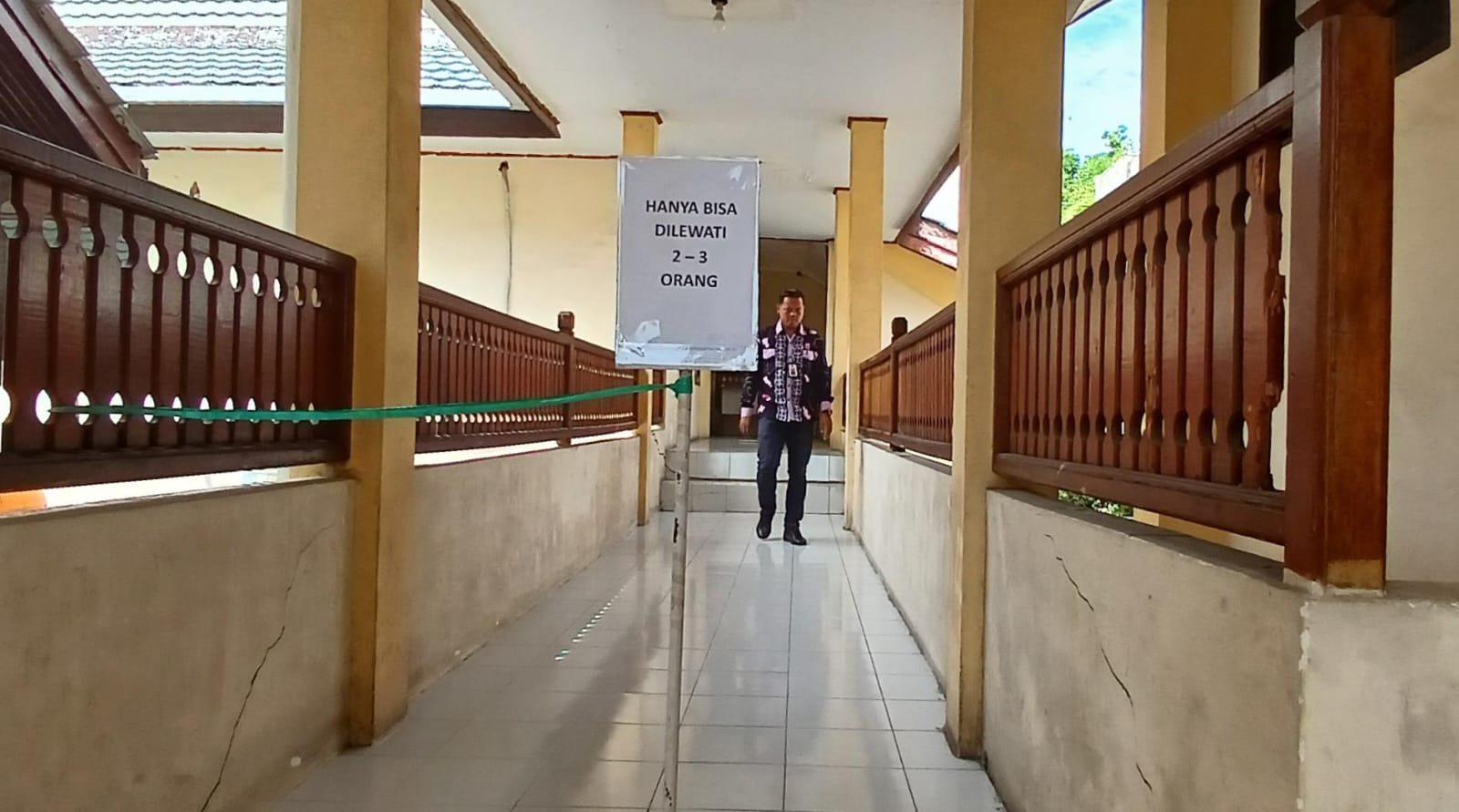 AGUS DIAN ZAKARIA/RADAR TARAKAN RUSAK :kondisi koridor gedung DPRD Tarakan terpasang peringatan akibat rusak