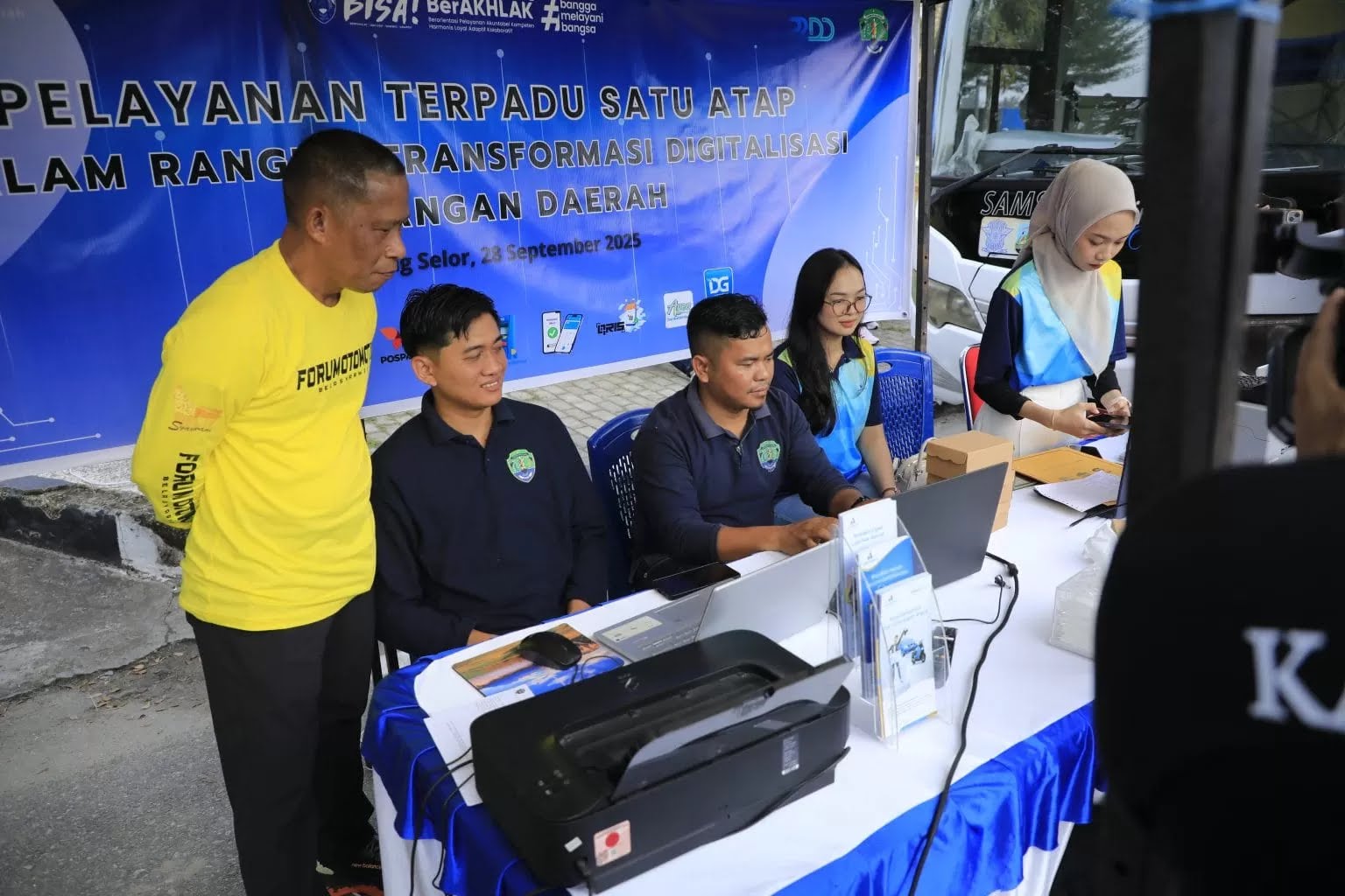 DIGITALISASI : Bupati Bulungan saat melihat pelayanan pajak di Tebu Kayan