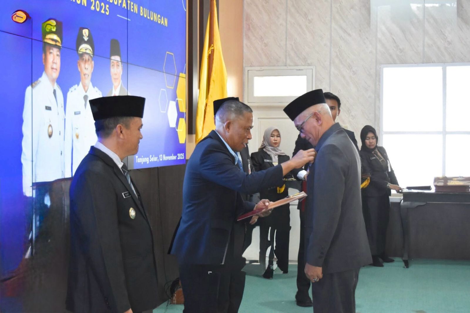 PENYEMATAN : Bupati Bulungan Syarwani menyematkan tanda Satya Lencana Karya Satya. kepada ASN yang telah mendikasikan kinerjanya unruk masyarakat FOTO:Taslee/Radar Tarakan