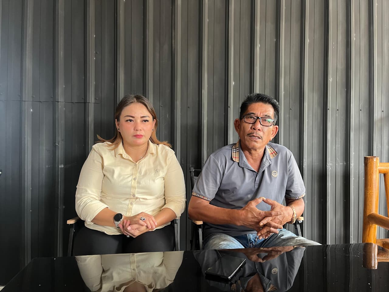 BERIKAN KETERANGAN : Ketua DPC PDIP Bulungan memberikan keterangan kepada awak media