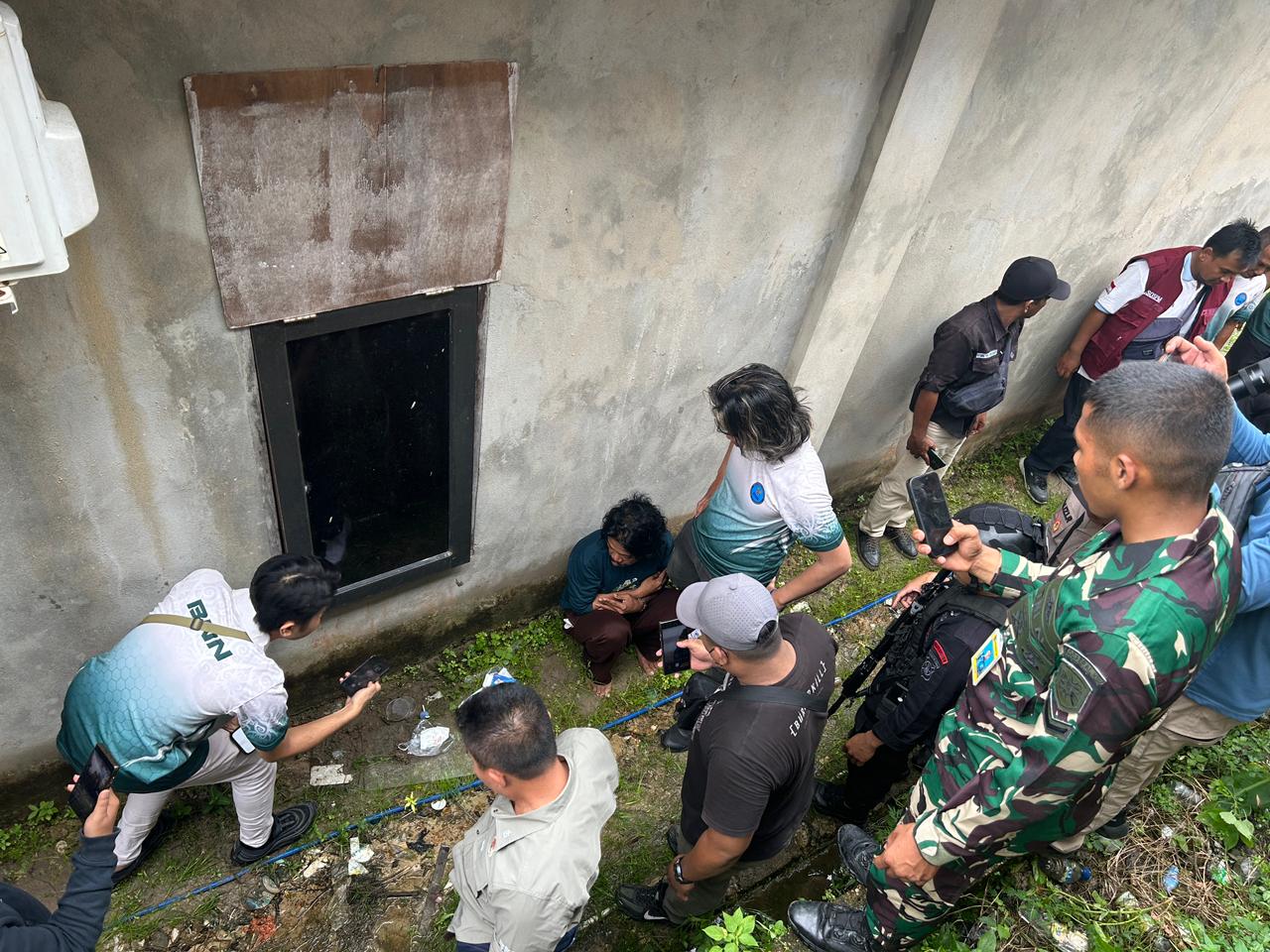 ELIAZAR/RADAR TARAKAN  PENGGEREBEKAN : Petugas BNNP Kaltara melakukan penggerebekan di Kampung Bebas Narkoba Juata Permai pada pekan lalu