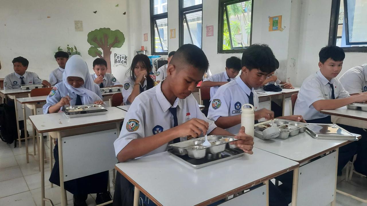 DIPA/RADAR TARAKAN MBG: Siswa-siswi SMPN 1 Malinau kota saat melaksanakan MBG