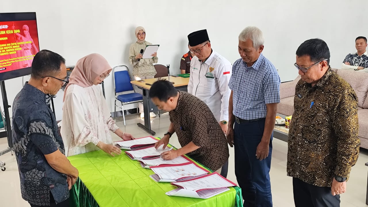 KERJASAMA : Kajari Nunukan, Burhanudin bersama kepala OPD saat penandatanganan kerjasama penanganan pelaku yang diberikan Restoratif Justice, Jumat 14/11 FOTO:ASRULLAH