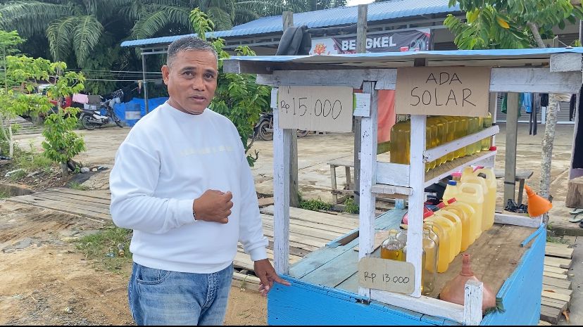 TURUN LANGSUNG: Kepala BPPD Nunukan saat menemui pedagang dan masyarakat untuk mendalami persoalan kebutuhan BBM di Pulau Sebatik. FOTO:&nbsp;ASRULLAH