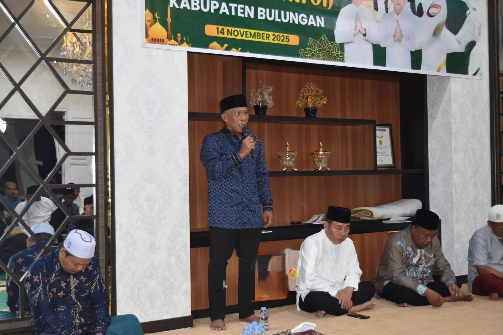 PELEPASAN : Bupati Bulungan Syarwani melepas secara resmi 80 jemaah umroh yang di fasilitasi pemerintah daerah, Taslee/Radar Tarakan