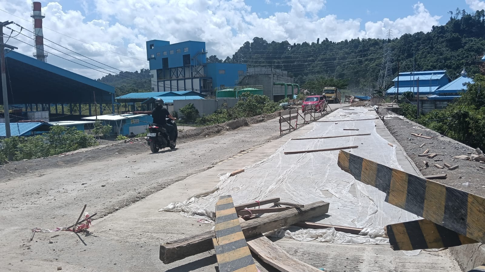 DITUTUP : Aktivitas kendaraan saat melintas di ruas jalan Gunung Seriang-Bulungan Perindu