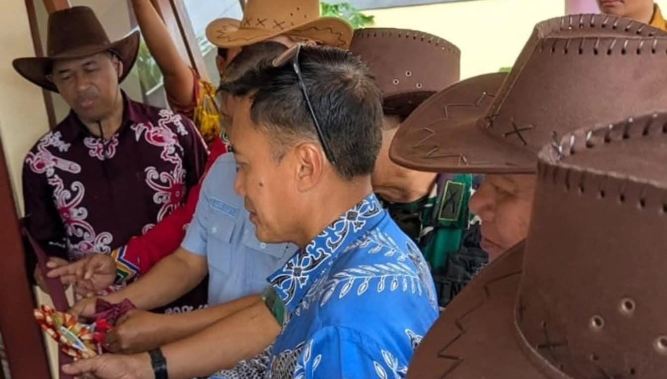 LAYANAN KESEHATAN HEWAN : Bupati Bulungan didampingi Sekda Bulungan memotong pita sebagai tanda pengaktifan Puskeswan