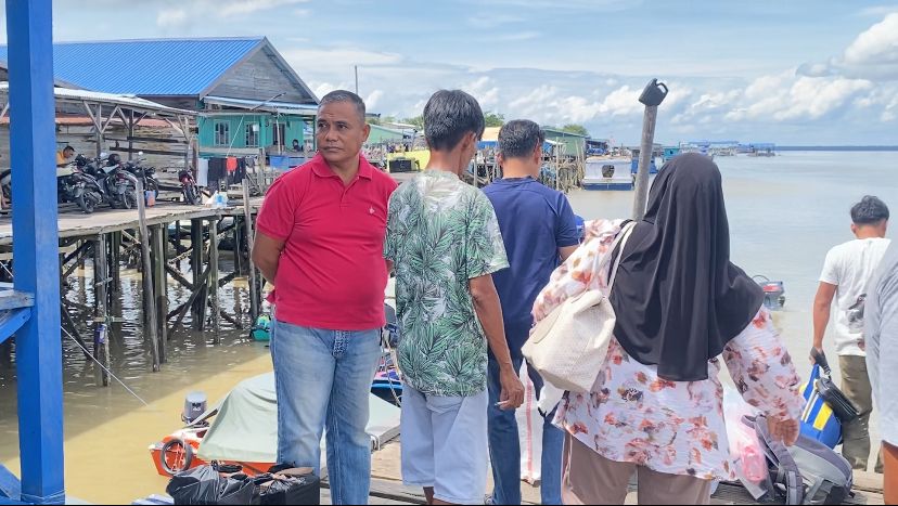 ASRULLAH  PENINJAUAN LAPANGAN: Kepala BPPD Nunukan Robby Nahak Serang saat melihat langsung aktivitas masyarakat di dermaga Sei Bolong, Nunukan Utara, Minggu 16/11
