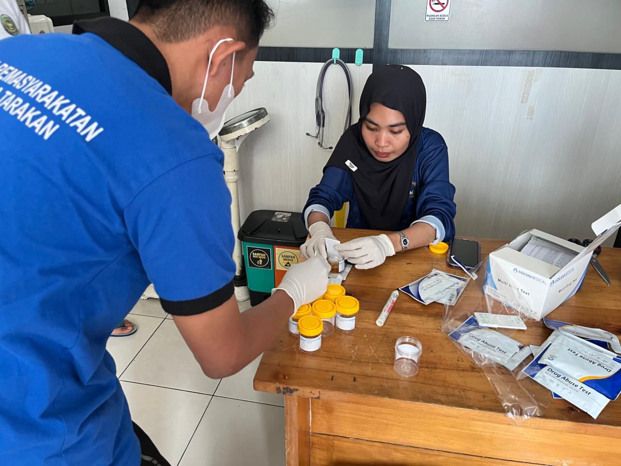 LAPAS KELAS II-A TARAKAN TES URINE: Sebanyak 15 WBP melaksanakan tes urine sebagai langkah deteksi dini potensi gangguan keamanan dan ketertiban