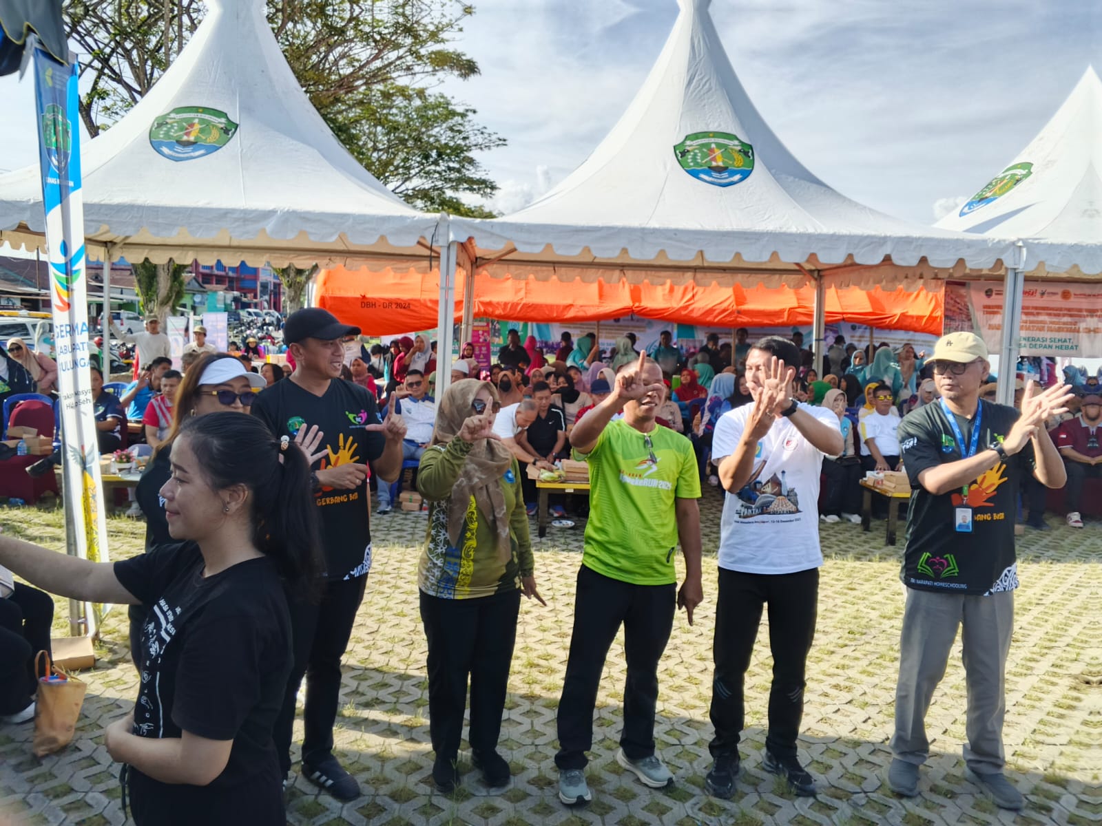 &lrm;BERI DUKUNGAN:Dibimbing instruktur FHC, Bupati Syarwani mempergakan bahasa isyarat, FOTO: IST