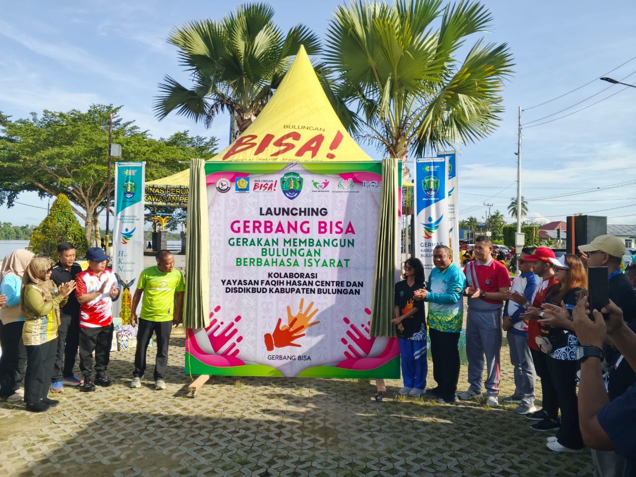 &lrm;BERI DUKUNGAN: Bupati Syarwani meluncurkan GERBANG Bisa di Tugu Cinta Damai Tanjung Selor,Minggu 16/12/2025,FOTO; IST