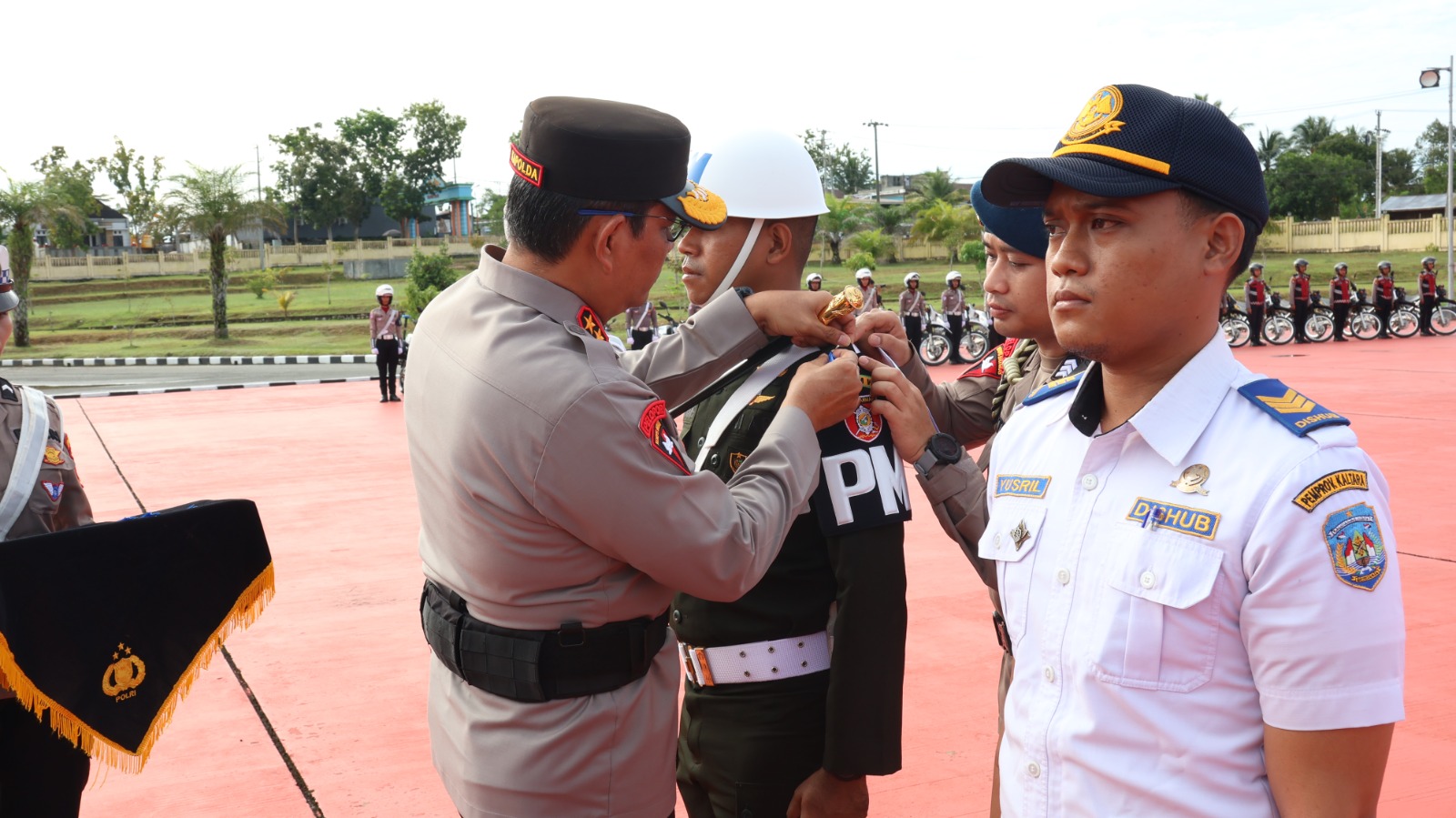 APEL : Kapolda Kaltara menyematkan pita dimulainya Operasi Zebra Kayan 2025