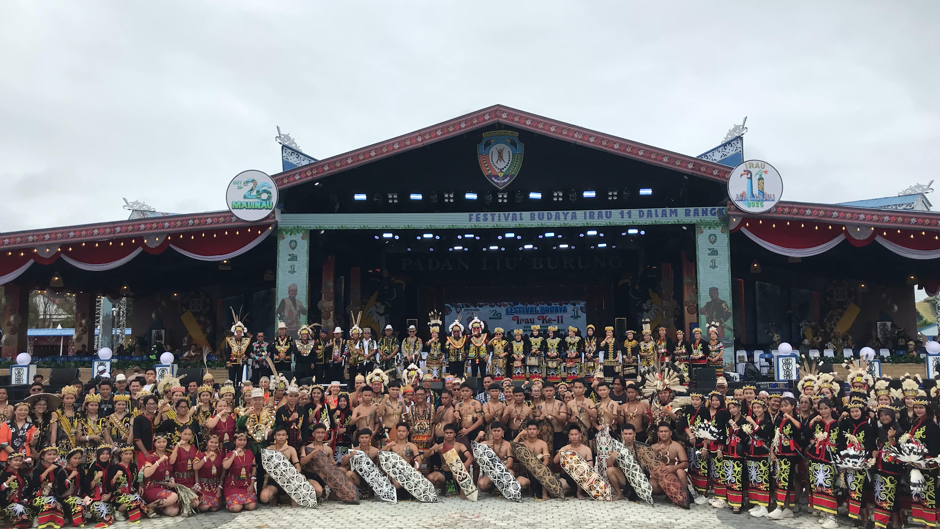 DIPA/RADAR TARAKAN IRAU: Foto bersama jajaran Forkopimda dan salah satu Lembaga Adat Dayak Malinau di Irau ke-11