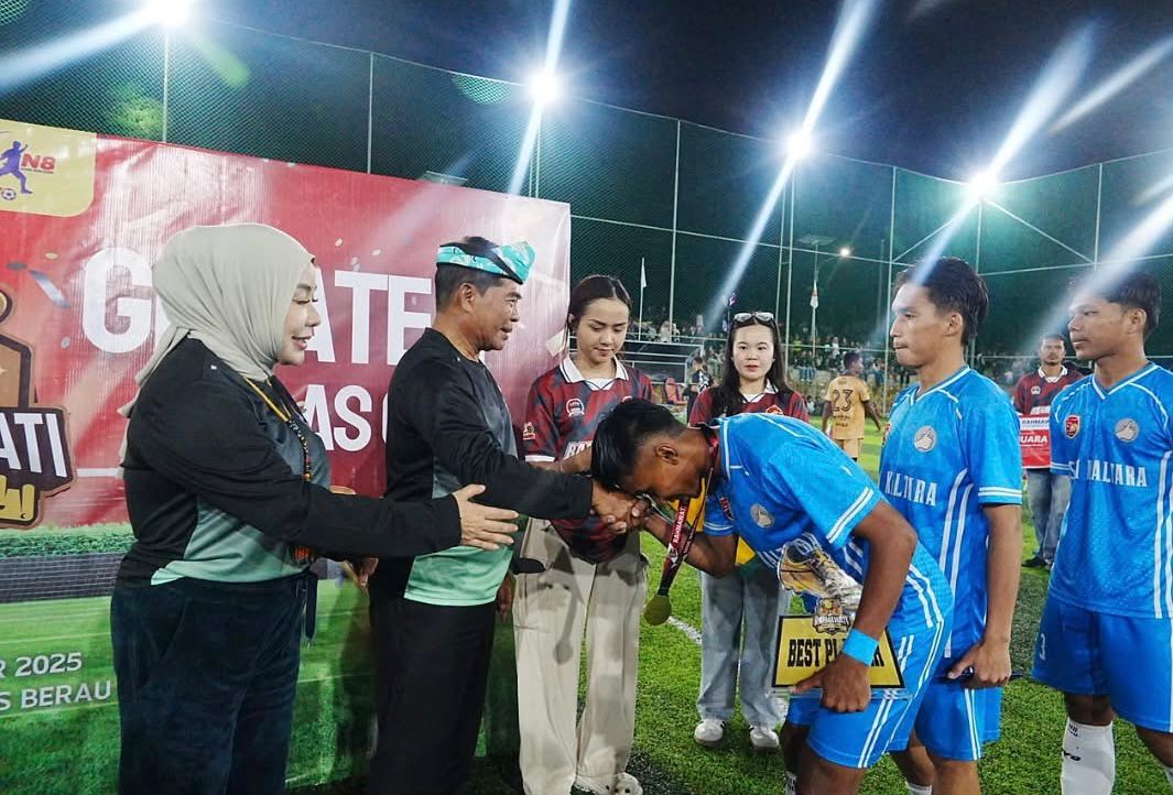 KOMPETISI : Gubenur Kaltara H. Zainal Paliwang mengalungkan medali kepada juara kompetisi mini soccer. Taslee/Radar Tarakan
