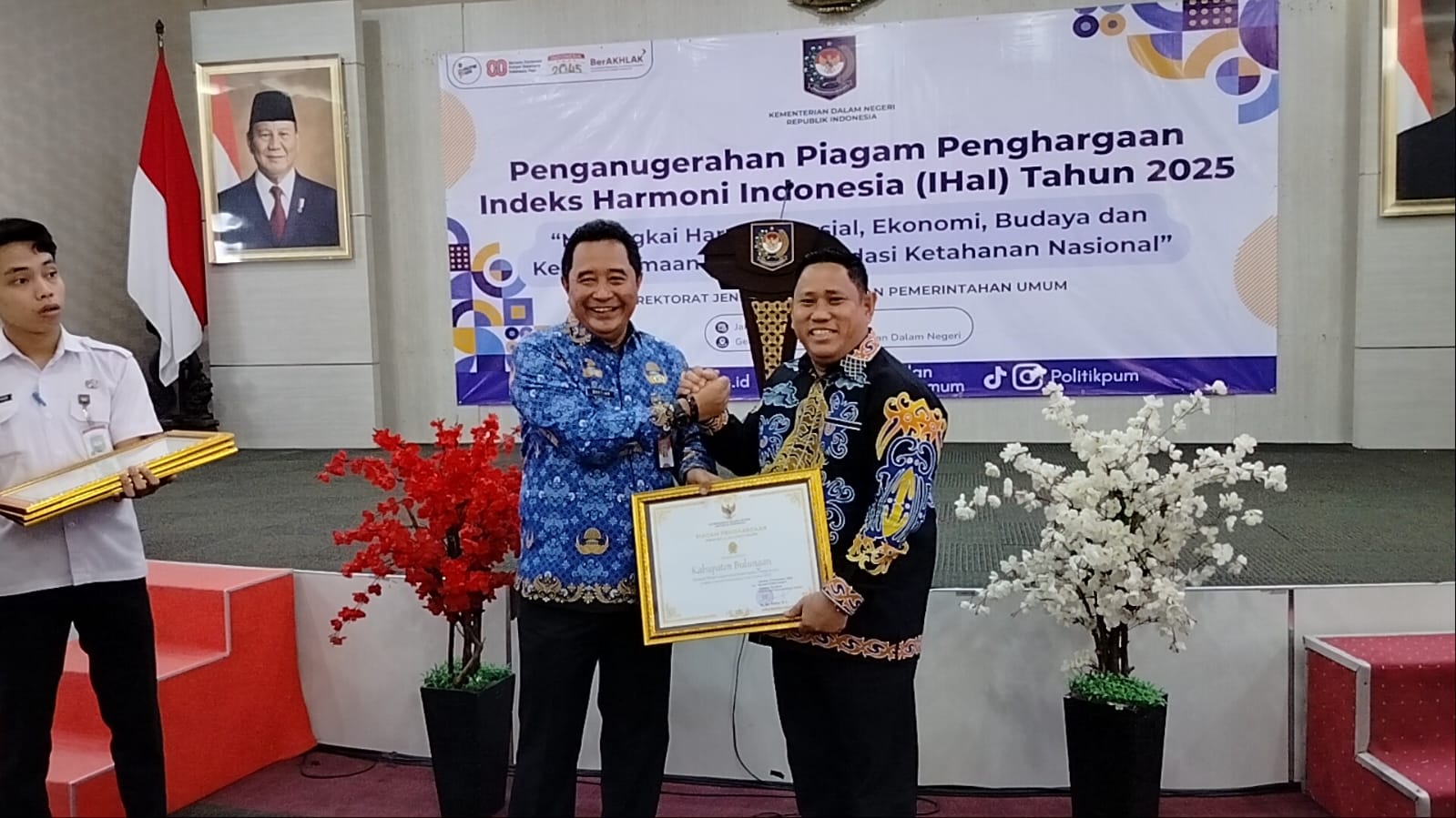 BERPRESTASI : Kepala Kesbangpol Bulungan menerima piagam penghargaan IHaI 2025